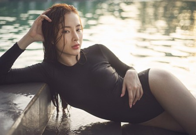 Giải trí - Angela Phương Trinh diện bikini gợi cảm đắm mình trong làn nước