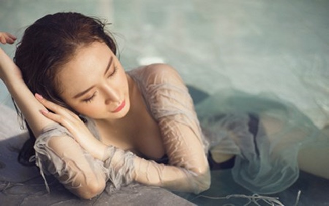 Giải trí - Angela Phương Trinh diện bikini gợi cảm đắm mình trong làn nước (Hình 5).