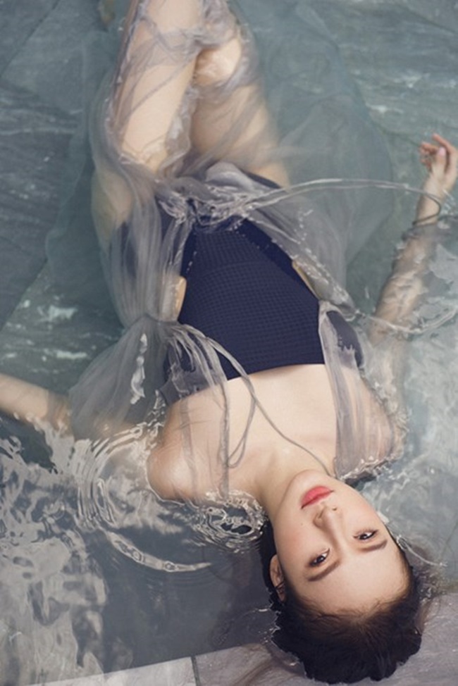 Giải trí - Angela Phương Trinh diện bikini gợi cảm đắm mình trong làn nước (Hình 6).