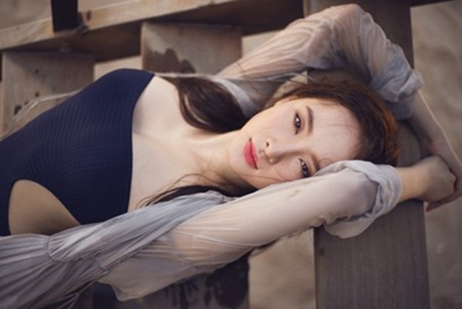 Giải trí - Angela Phương Trinh diện bikini gợi cảm đắm mình trong làn nước (Hình 7).