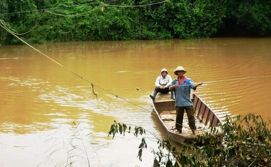 Xã hội - Lâm Đồng: Ngàn lượt người qua sông bằng xuồng đu dây!