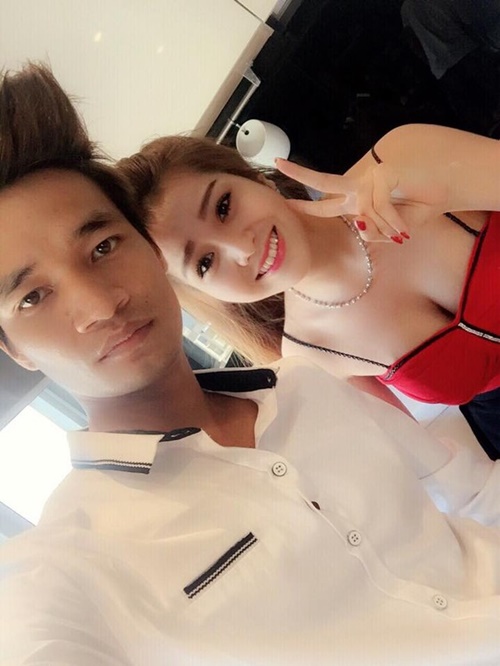 Giải trí - Cận cảnh nhan sắc nóng bỏng của hot girl hôn Lệ Rơi trong phòng (Hình 2).