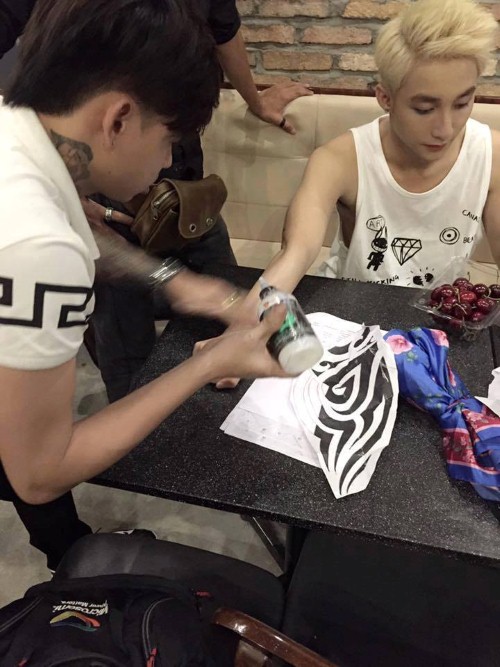 Giải trí - Sơn Tùng M-TP để lộ hình xăm 'khủng' trên cánh tay (Hình 3).