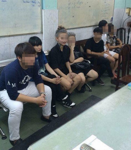 Pháp luật - 2 cô gái 'quyết chiến' trên phố đi bộ: 15 người liên quan bị xử phạt