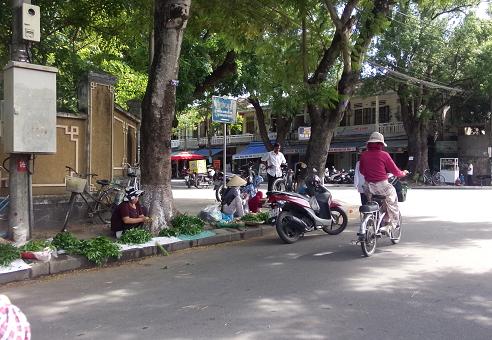 Pháp luật - Thừa Thiên - Huế: Chợ tự phát đua nhau mọc giữa hè phố