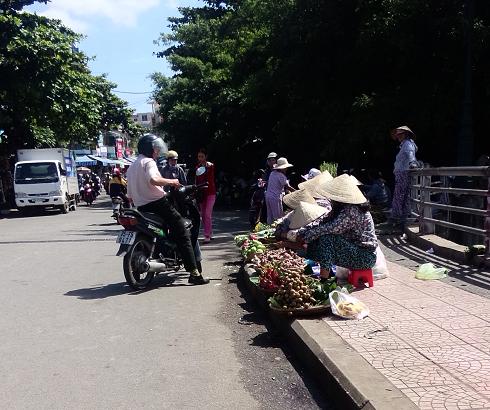 Pháp luật - Thừa Thiên - Huế: Chợ tự phát đua nhau mọc giữa hè phố (Hình 4).