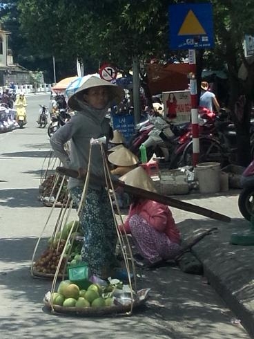 Pháp luật - Thừa Thiên - Huế: Chợ tự phát đua nhau mọc giữa hè phố (Hình 5).