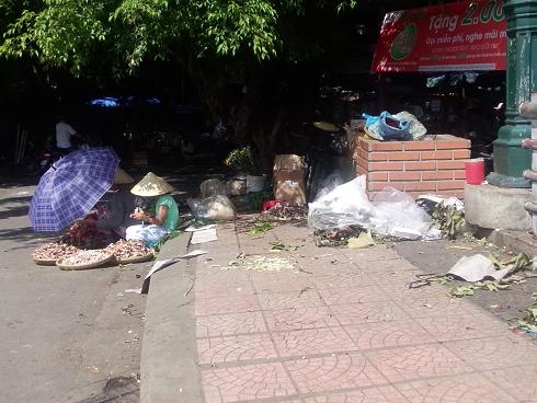 Pháp luật - Thừa Thiên - Huế: Chợ tự phát đua nhau mọc giữa hè phố (Hình 6).
