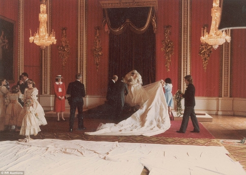 Giải trí - Ảnh cưới chưa từng công bố của Công nương Diana (Hình 2).