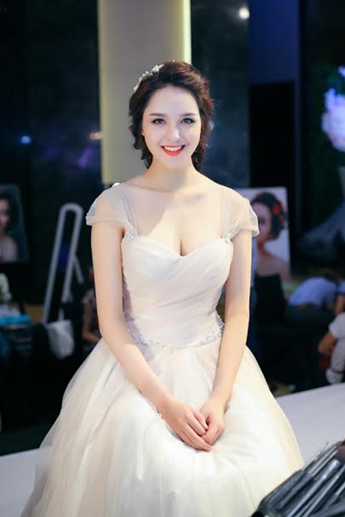 Giải trí - Á hậu Hoàng Anh gợi cảm trong trang phục cô dâu