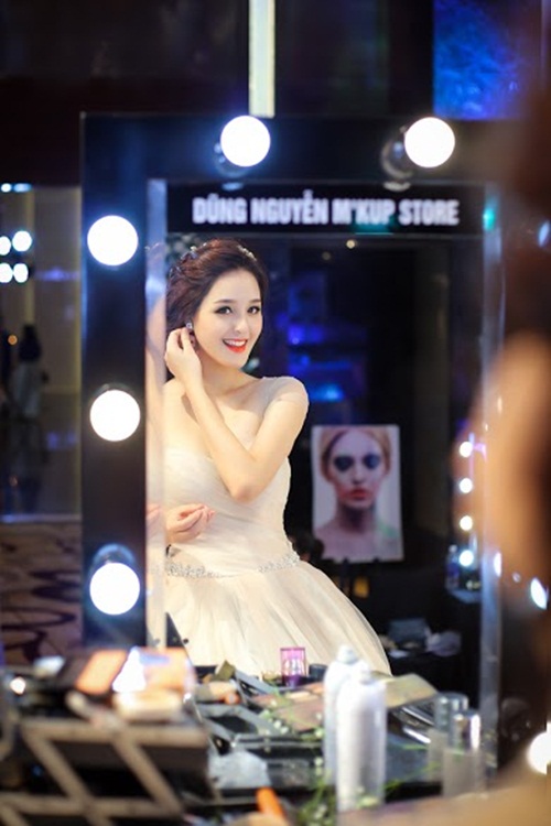 Giải trí - Á hậu Hoàng Anh gợi cảm trong trang phục cô dâu (Hình 3).