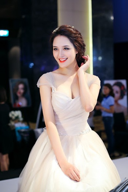 Giải trí - Á hậu Hoàng Anh gợi cảm trong trang phục cô dâu (Hình 4).