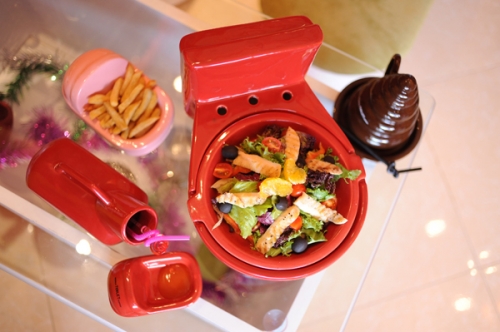 X&atilde; hội - Kỳ cục qu&aacute;n ăn b&aacute;n bằng dụng cụ nh&agrave; vệ sinh giữa H&agrave; Nội (H&igrave;nh 2).