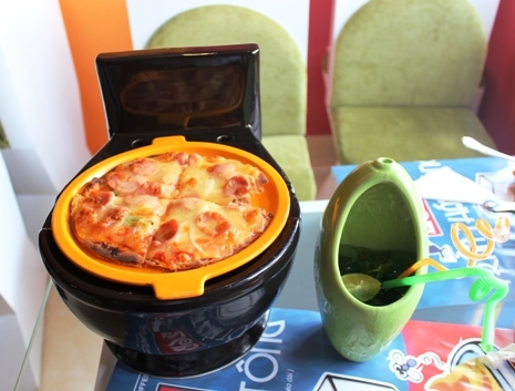 X&atilde; hội - Kỳ cục qu&aacute;n ăn b&aacute;n bằng dụng cụ nh&agrave; vệ sinh giữa H&agrave; Nội (H&igrave;nh 3).