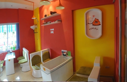 X&atilde; hội - Kỳ cục qu&aacute;n ăn b&aacute;n bằng dụng cụ nh&agrave; vệ sinh giữa H&agrave; Nội (H&igrave;nh 5).