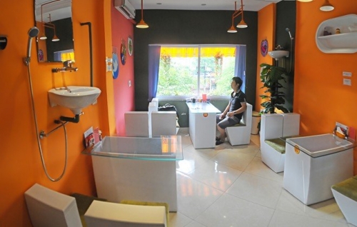 X&atilde; hội - Kỳ cục qu&aacute;n ăn b&aacute;n bằng dụng cụ nh&agrave; vệ sinh giữa H&agrave; Nội (H&igrave;nh 6).