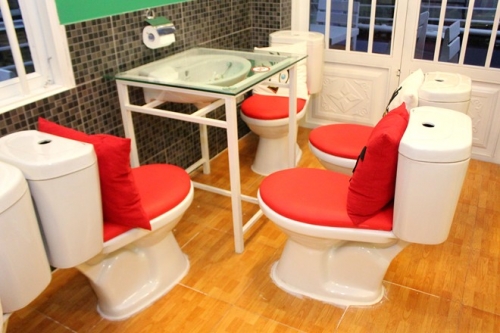 X&atilde; hội - Kỳ cục qu&aacute;n ăn b&aacute;n bằng dụng cụ nh&agrave; vệ sinh giữa H&agrave; Nội (H&igrave;nh 7).