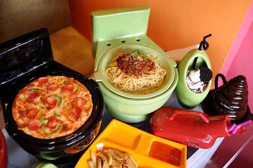 X&atilde; hội - Kỳ cục qu&aacute;n ăn b&aacute;n bằng dụng cụ nh&agrave; vệ sinh giữa H&agrave; Nội (H&igrave;nh 8).