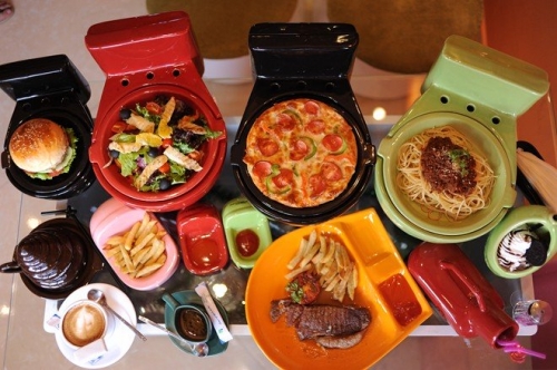 X&atilde; hội - Kỳ cục qu&aacute;n ăn b&aacute;n bằng dụng cụ nh&agrave; vệ sinh giữa H&agrave; Nội (H&igrave;nh 9).