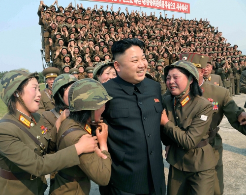 Thế giới - Báo Nga đăng ảnh phụ nữ Triều Tiên phát khóc khi gặp ông Kim Jong Un (Hình 3).