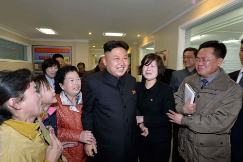 Thế giới - Báo Nga đăng ảnh phụ nữ Triều Tiên phát khóc khi gặp ông Kim Jong Un (Hình 4).