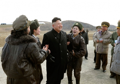 Thế giới - Báo Nga đăng ảnh phụ nữ Triều Tiên phát khóc khi gặp ông Kim Jong Un (Hình 5).
