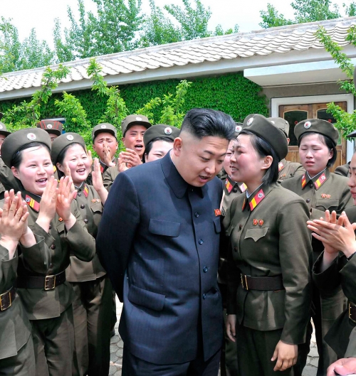 Thế giới - Báo Nga đăng ảnh phụ nữ Triều Tiên phát khóc khi gặp ông Kim Jong Un (Hình 6).