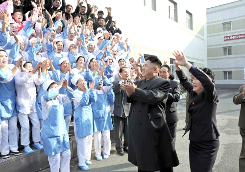 Thế giới - Báo Nga đăng ảnh phụ nữ Triều Tiên phát khóc khi gặp ông Kim Jong Un (Hình 7).