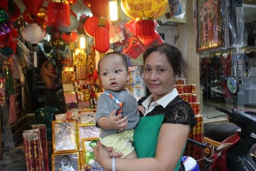 Xã hội - Tết Trung thu 2015: Phố Hàng Mã rực rỡ đèn lồng in hình biển đảo (Hình 4).