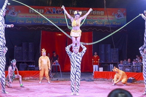 X&atilde; hội - Kh&aacute;n giả Sơn T&acirc;y đội mưa đi xem xiếc lưu động