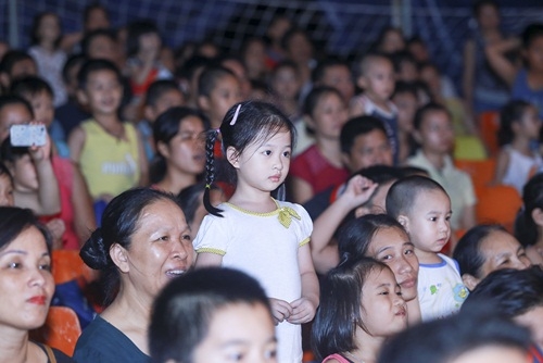 X&atilde; hội - Kh&aacute;n giả Sơn T&acirc;y đội mưa đi xem xiếc lưu động (H&igrave;nh 2).