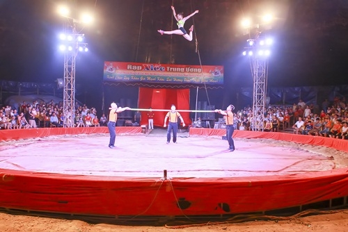 X&atilde; hội - Kh&aacute;n giả Sơn T&acirc;y đội mưa đi xem xiếc lưu động (H&igrave;nh 3).