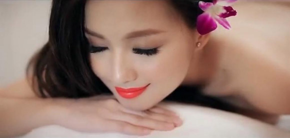 Giải trí - Angela Phương Trinh gợi cảm trong bồn tắm cùng Tâm Tít