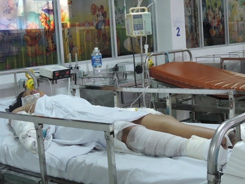 Xã hội - Vụ bé gái 13 tuổi bị mẹ tưới xăng đốt: Cháu bé đã qua cơn nguy kịch (Hình 2).