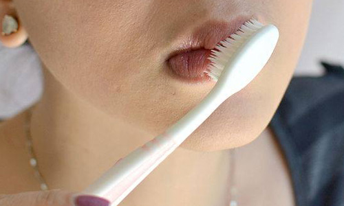 Đời sống - Tuyệt chi&ecirc;u gi&uacute;p m&ocirc;i căng đỏ tự nhi&ecirc;n kh&ocirc;ng cần son (H&igrave;nh 3).