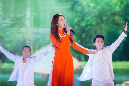 Giải tr&iacute; - Bảo Anh 'dịu d&agrave;ng v&agrave; ch&oacute;i l&oacute;a' với &aacute;o d&agrave;i truyền thống (H&igrave;nh 5).