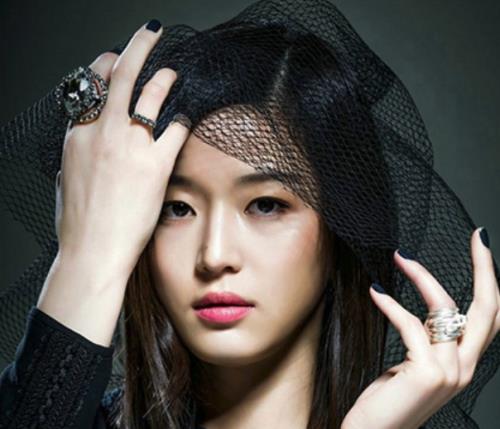 Giải trí - Jun Ji Hyun đánh bại 'quả bom sex' giành ngôi 'nữ hoàng phòng vé'