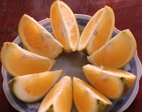 Xã hội - Mẹo bổ cam đúng và ngon mắt (Hình 2).