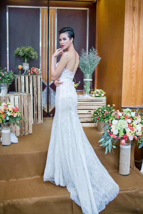 Giải trí - Phương Mai mặc váy cô dâu bất chấp tóc tomboy cực chất