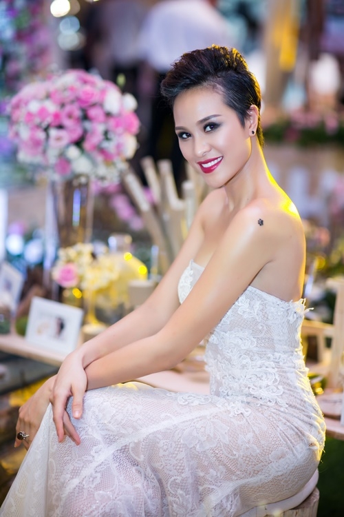 Giải trí - Phương Mai mặc váy cô dâu bất chấp tóc tomboy cực chất (Hình 2).