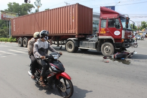 Pháp luật - Bình Dương: Container tông xe máy, 1 người bị thương