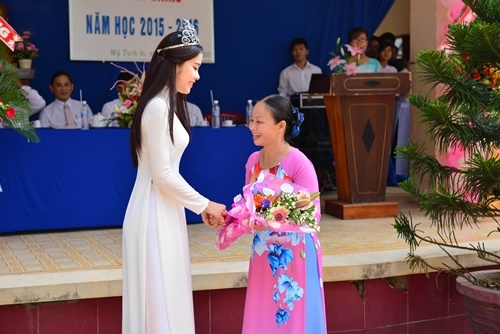 Giải trí - Hoa khôi Nam Em gây ‘náo loạn’ ở trường cũ ngày khai giảng (Hình 3).