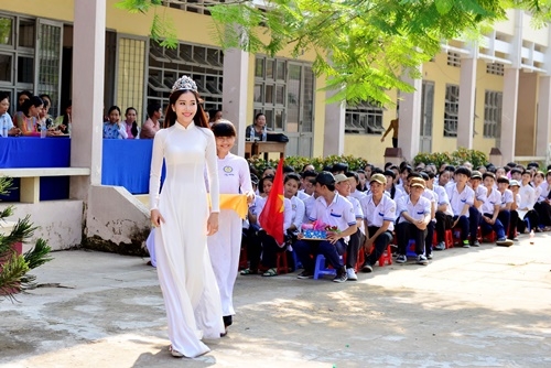 Giải trí - Hoa khôi Nam Em gây ‘náo loạn’ ở trường cũ ngày khai giảng (Hình 4).