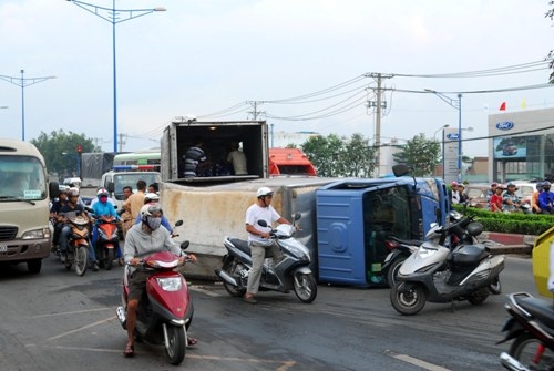 Ph&aacute;p luật - Xe tải chở bia lật, người đi đường một phen h&uacute; v&iacute;a