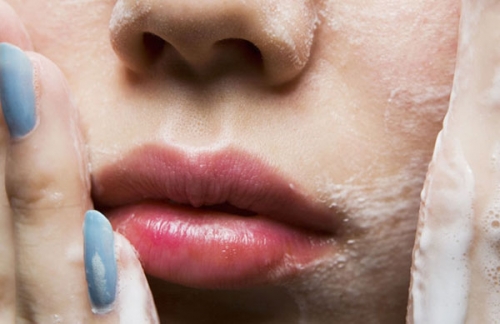 Đời sống - 5 mẹo hay gi&uacute;p qu&yacute; c&ocirc; giữ phấn m&aacute; hồng kh&ocirc;ng tr&ocirc;i suốt cả ng&agrave;y (H&igrave;nh 2).