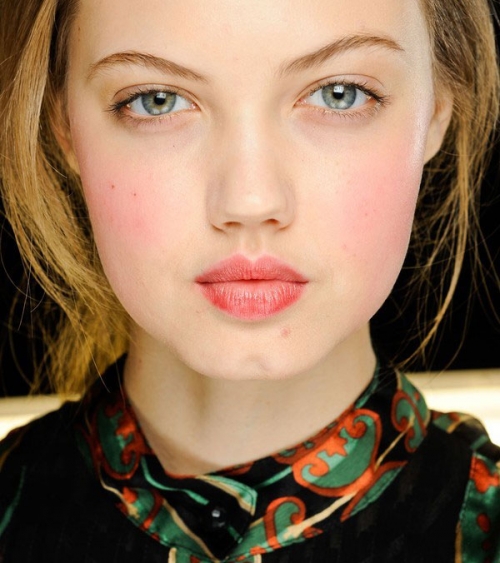 Đời sống - 5 mẹo hay gi&uacute;p qu&yacute; c&ocirc; giữ phấn m&aacute; hồng kh&ocirc;ng tr&ocirc;i suốt cả ng&agrave;y (H&igrave;nh 3).