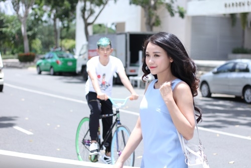 Giải trí - Hot girl Sam bị sốt khi quay MV liên tục 2 giờ đồng hồ ngoài nắng (Hình 2).