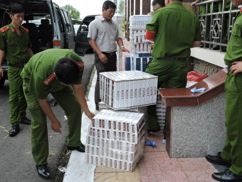 Pháp luật - Truy đuổi xe biển số xanh chở thuốc lá lậu (Hình 2).