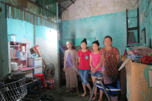 Xã hội - Đẫm nước mắt chứng kiến 3 em nhỏ làm đám tang cho mẹ trên vỉa hè