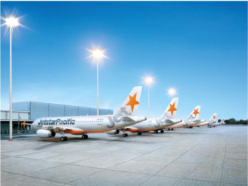 Pháp luật - Đình chỉ công tác tài xế xe thang quệt máy bay hãng jetstar